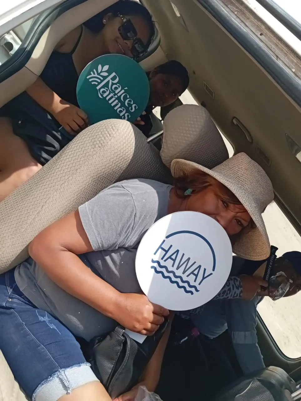 Visitantes con material de HAWAY durante el traslado