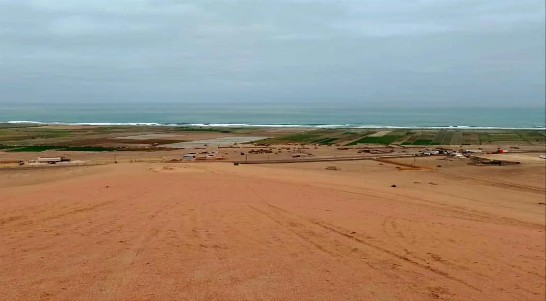 Fotografía real del terreno de HAWAY con el mar al fondo