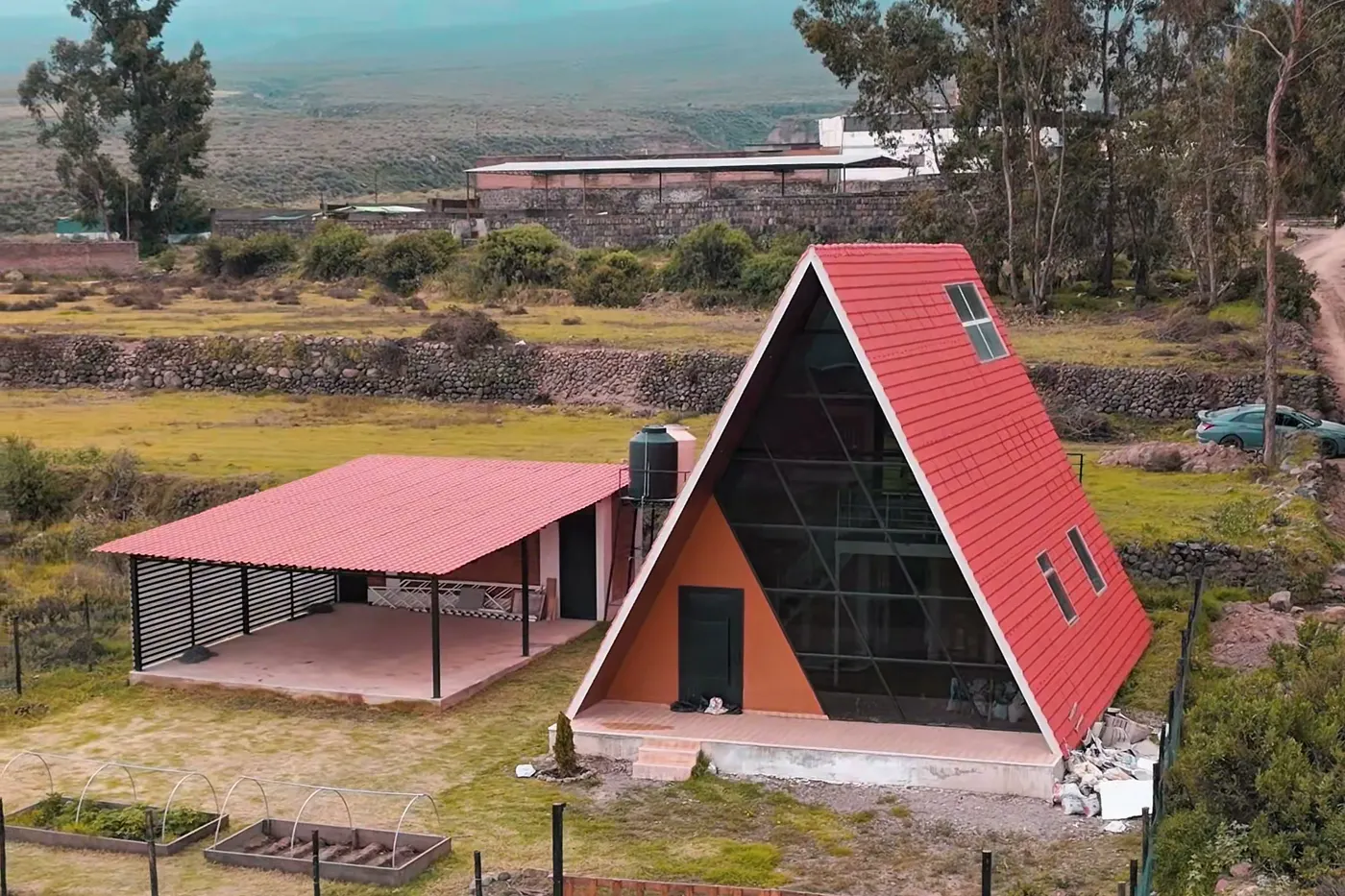 Casa alpina de techo triangular en Zion, con eucaliptos al fondo