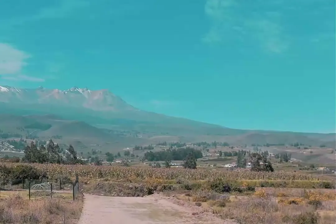 Camino de tierra con vista a los volcanes de Arequipa